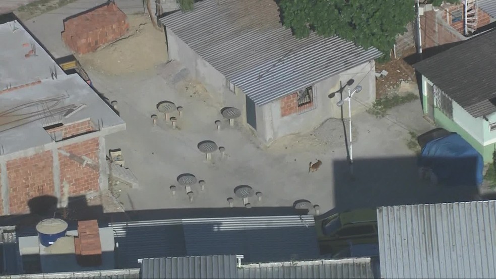 Mesas de alvenaria foram as únicas coisas que sobraram da área de lazer; uma delas ficou grudada à parede da construção irregular — Foto: TV Globo