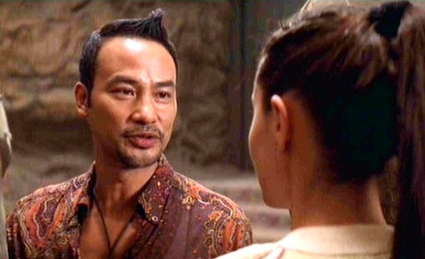 O ator Simon Yam em cena de Tomb Raider (2001) (Foto: Reprodução)