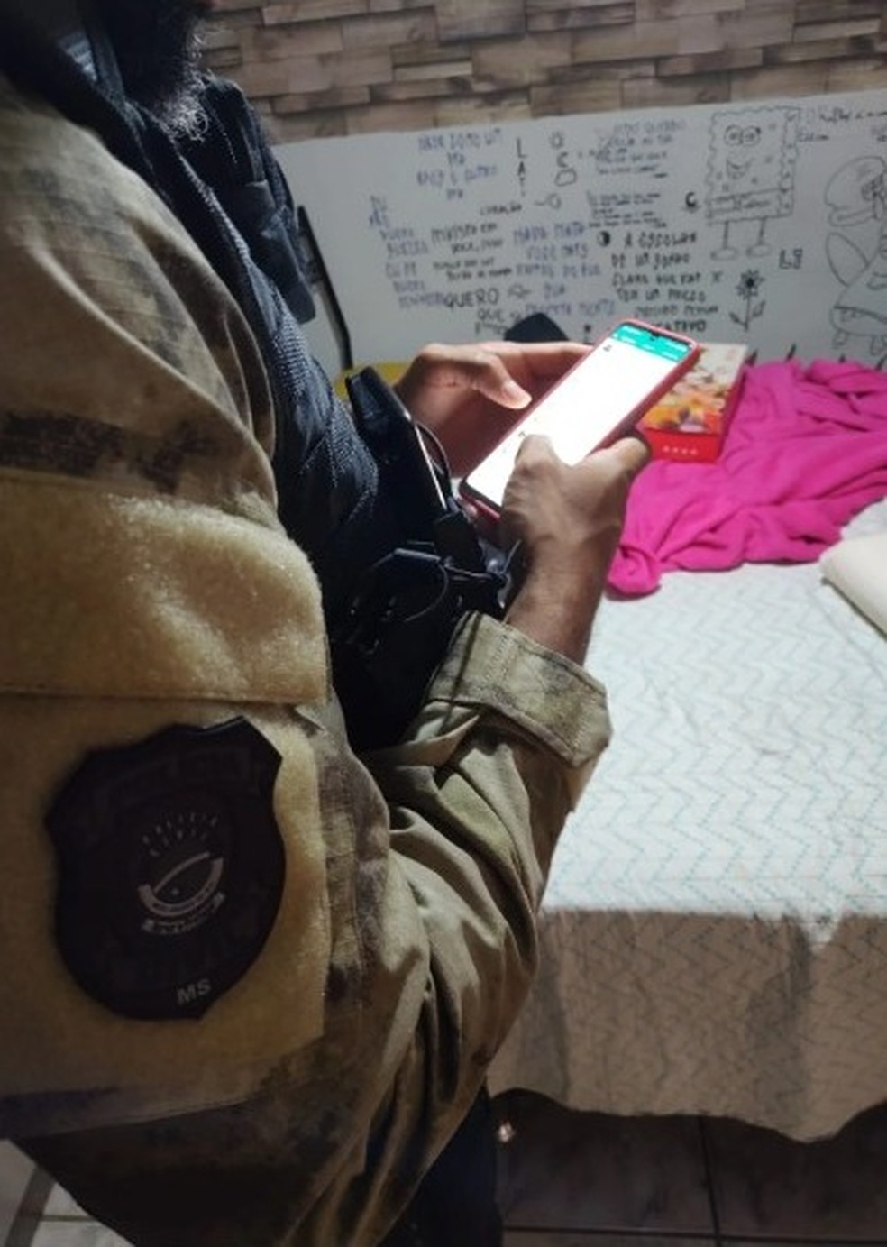 Homem foi preso e celular apreendido.  — Foto: Polícia Civil-MS/Reprodução 