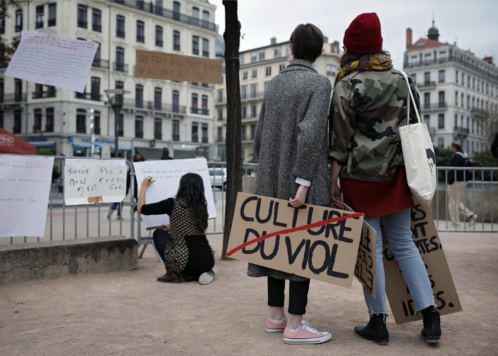 Protesto contra 'cultura do estupro' em Lyon, na França, em outubro do ano passado (Foto: AP Photo/Laurent Cipriani, Arquivo)