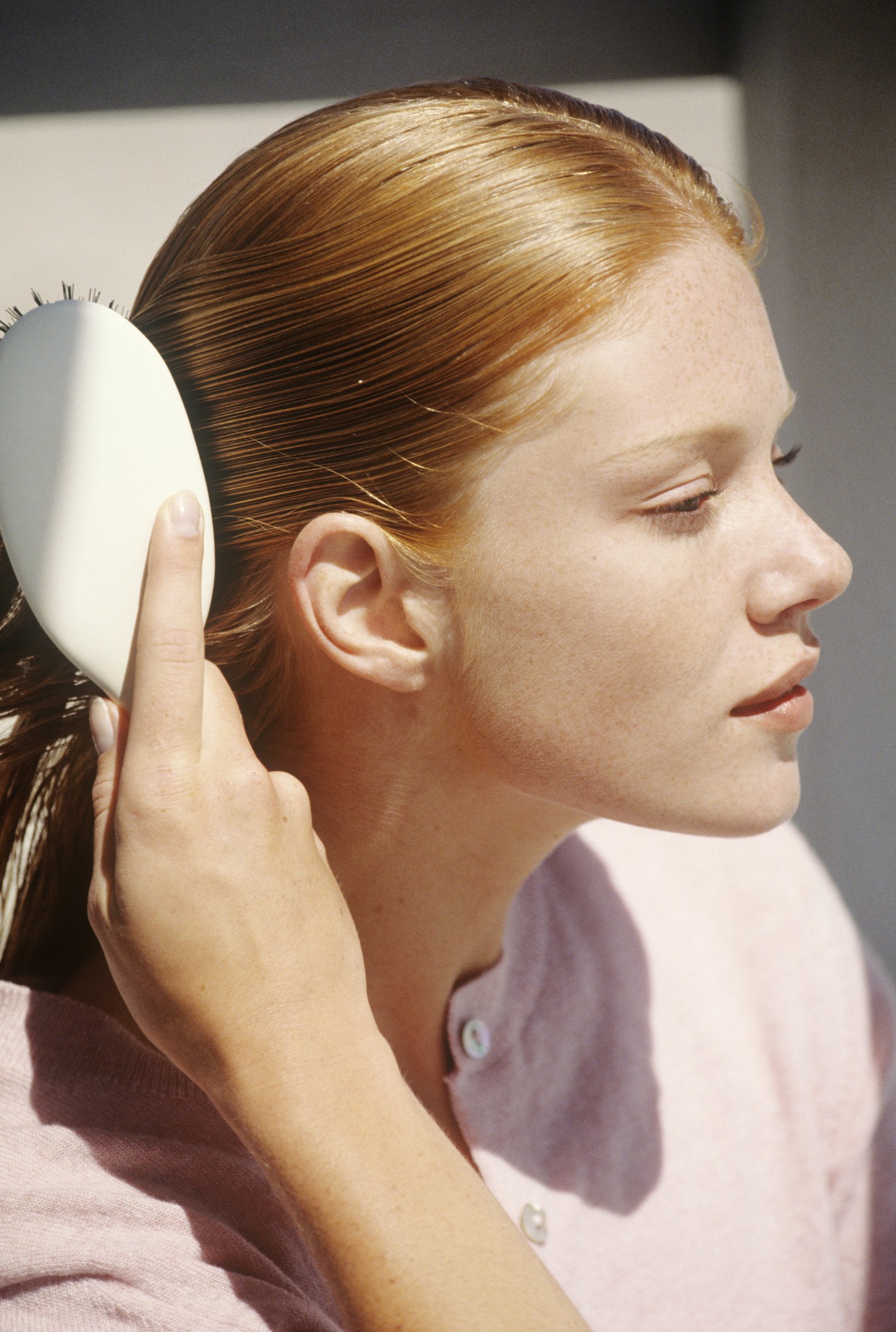 Mulher escovando o cabelo (Foto: Reprodução Getty Images)