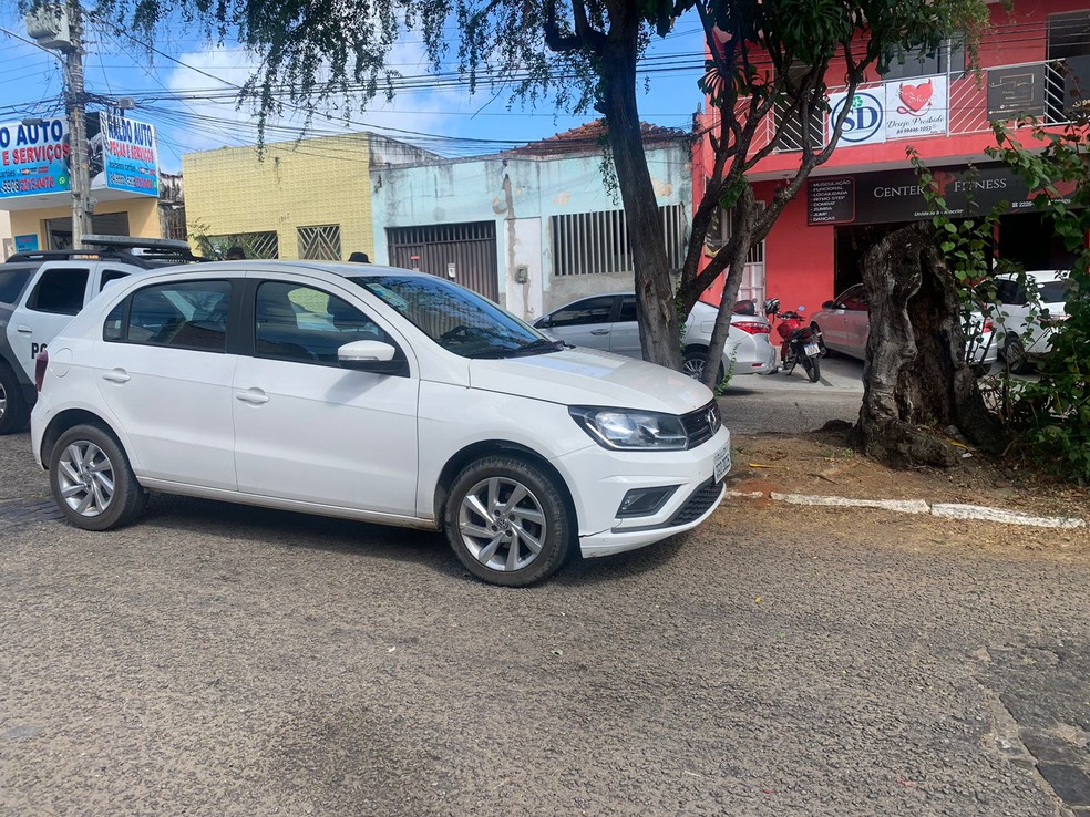 Carro de empresário francês morto em assalto foi abandonado pelos criminosos no bairro do Alecrim, na Zona Leste de Natal.  — Foto: Gustavo Brendo/Inter TV Cabugi
