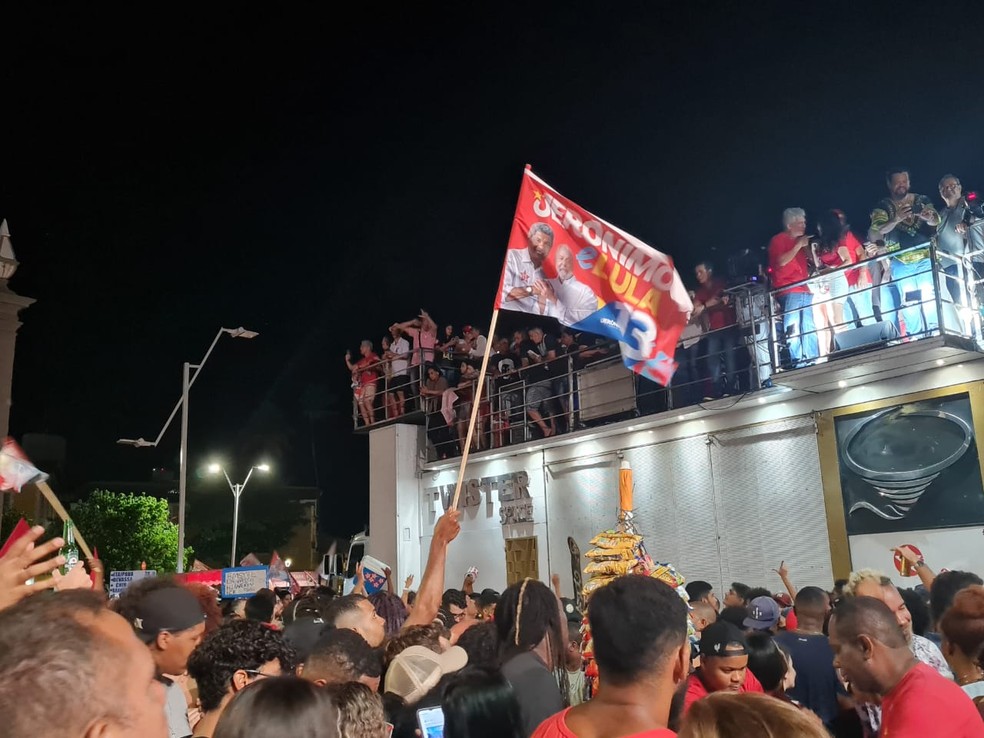 Apoiadores de Jerônimo e Lula fazem festa em bairro boêmio de Salvador — Foto: Itana Alencar/g1