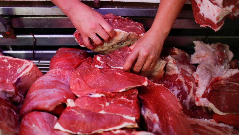 Pablo Alberto Monzón seleciona cortes de carne bovina em seu açougue em General Pacheco, Argentina 19/05/2021 (Foto: REUTERS/Agustin Marcarian)