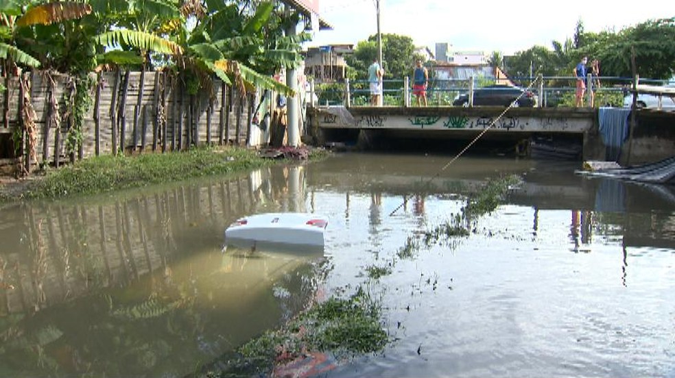 Poucos centímetros do carro ficaram para fora do valão em Vila Velha — Foto: Reprodução/TV Gazeta