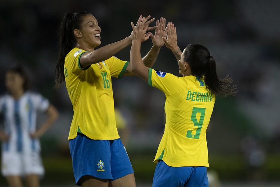 Veteranas da seleção, Bia e Debinha comemoram gols na estreia do Brasil na Copa América