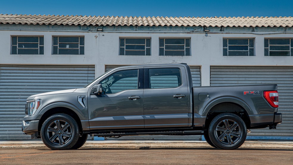 Ford F-150 tem rodas de 20" e pneus Hankook 275/60 — Foto: Renato Durães