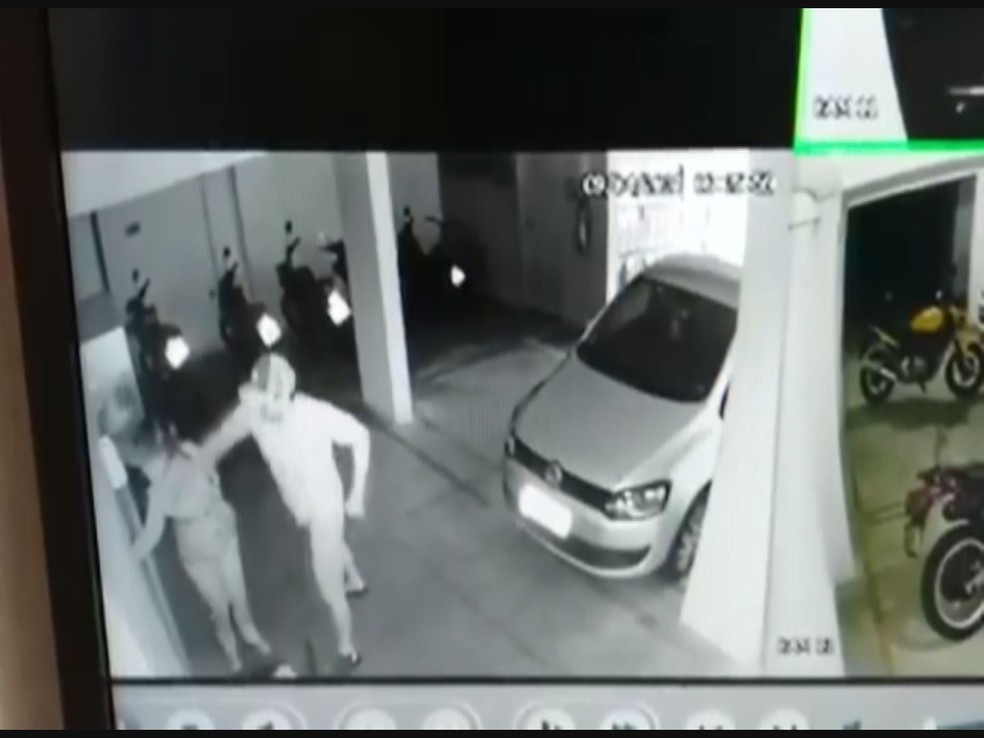 Imagem mostra quando vigilante dá soco em vizinha e ela desmaia em São Vicente, SP — Foto: Reprodução
