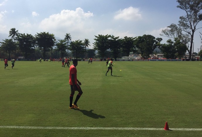 Sem Fernandinho e Sheik, Muricy comanda treino tático e ensaia jogadas