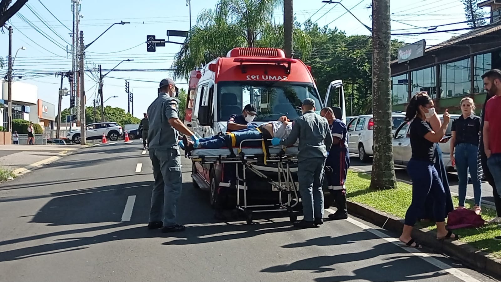 Homem é atropelado por moto na Avenida Independência, em Piracicaba