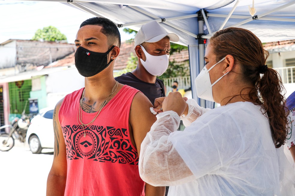No Recife, doses da vacina contra Covid-19 são aplicadas em pontos itinerantes  — Foto: Ikamahã/Secretaria de Saúde do Recife