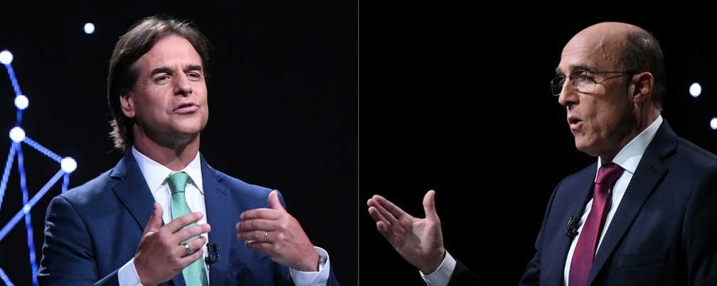 Luis Lacalle Pou (E) e Daniel Martínez (D), candidatos a presidente do Uruguai durante debate eleitoral — Foto: Eitan Abramovich/AFP