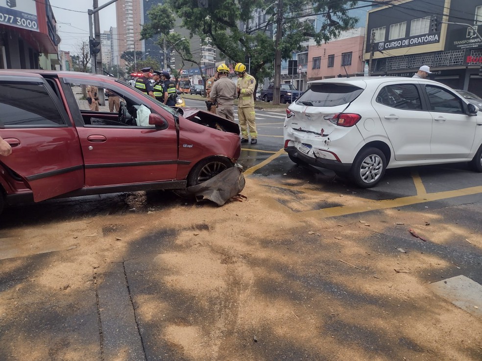 Acidente entre 2 carros deixa um ferido grave e bloqueia avenida de Curitiba — Foto: Foto Autorizada/Ubirajara da Cruz