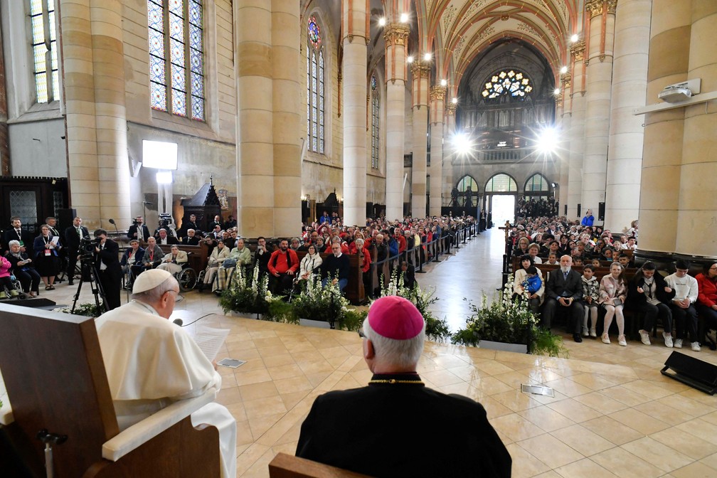 Papa Francisco na Igreja de Santa Isabel da Hungria. &mdash; Foto: REUTERS