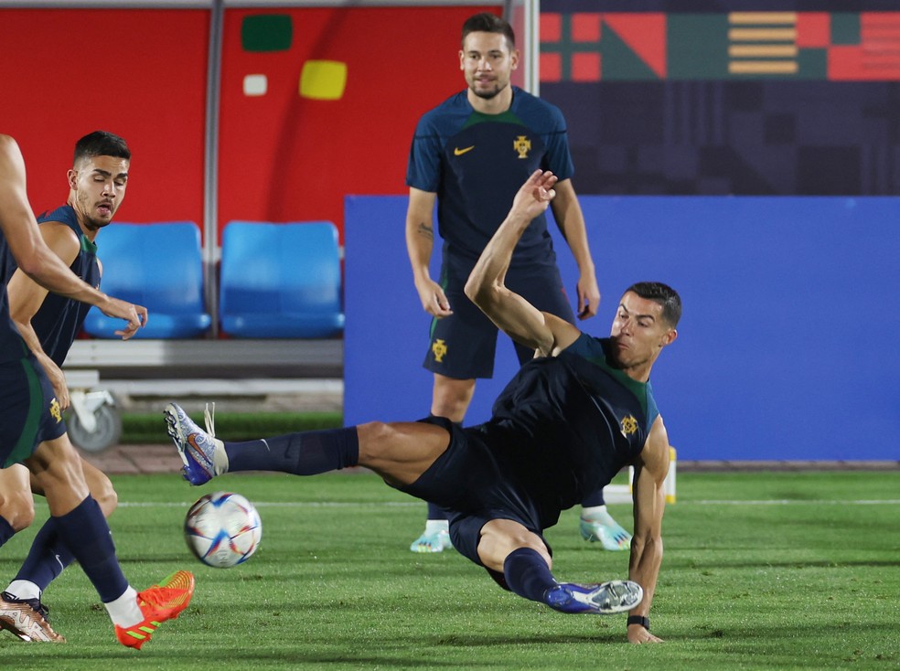 Cristiano Ronaldo dá tesoura no treino — Foto: REUTERS/Pedro Nunes