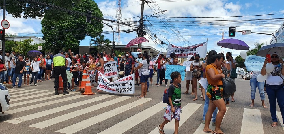Com cartazes e fogos, familiares de presos cobram volta das visitas e a entrega de alimentação e vestuário aos detentos — Foto: Andryo Amaral/Rede Amazônica
