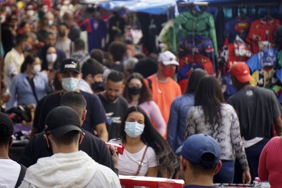 Movimentação de consumidores e vendedores na região da Rua 25 de março, área de comércio popular no centro da cidade de São Paulo, na última quarta-feira (21). — Foto: CRIS FAGA/ESTADÃO CONTEÚDO