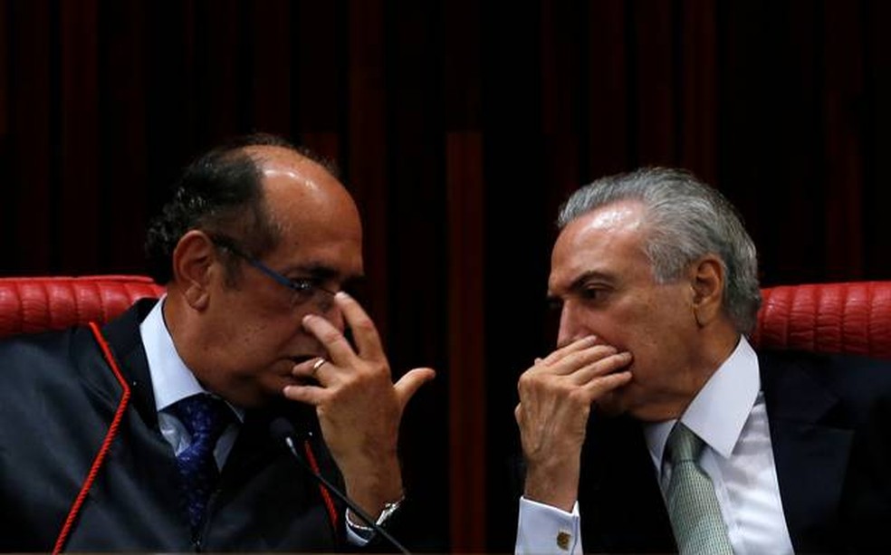 Imagem de maio de 2016 mostra o ministro do STF Gilmar Mendes (esq.) e o presidente Michel Temer (dir.) conversando (Foto: Paulo Whitaker/Reuters)