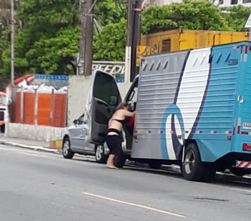 Servidora foi flagrada se secando na porta de carro de transporte de presos, em MongaguÃ¡, SP â Foto: G1 Santos