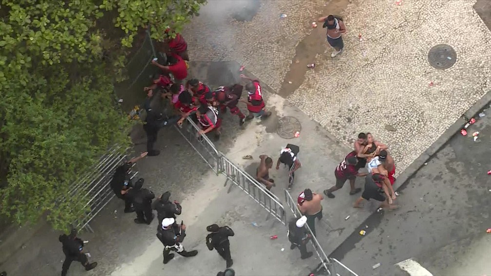 Torcedores e PMs entraram em confronto no final do desfile do Flamengo — Foto: Reprodução/GloboNews