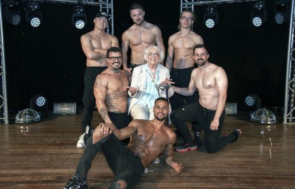 Idosa de 92 anos realiza sonho de assistir show de striptease | Page Not Found | extra