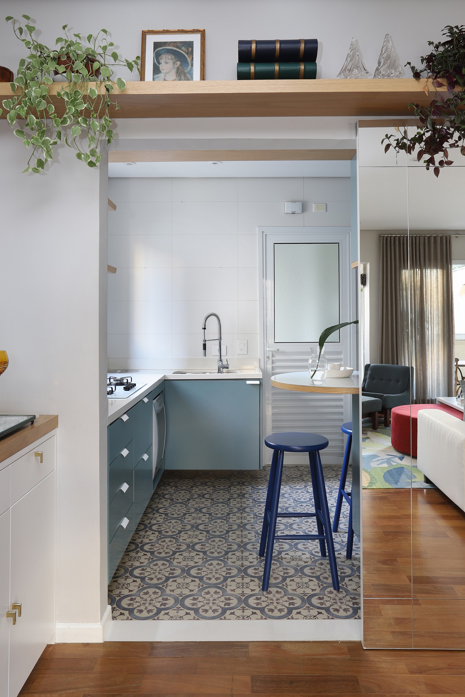 Varanda vira sala de jantar em apartamento de 130m2 nos Jardins (Foto: Mariana Orsi / Divulgação)