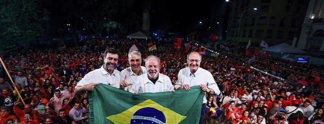 Lula posa diante de multidão de apoiadores em ato na Cinelândia ao lado de Marcelo Freixo (PSB), André Ceciliano (PT) e Geraldo Alckimin (PSB) — Foto: Ricardo Stuckert