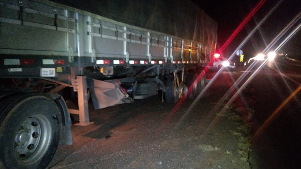 Batida entre carro e semirreboque de caminhão matou homem de 32 anos — Foto: Polícia Rodoviária