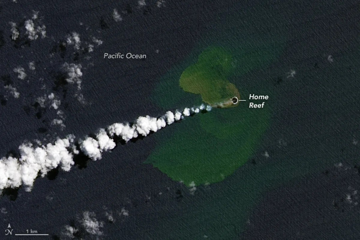 Indicação da ilha no Oceano Pacífico em nova imagem de satélite.  (Foto: Landsat 9/NASA/NASA Earth Observatory/Lauren Dauphin)