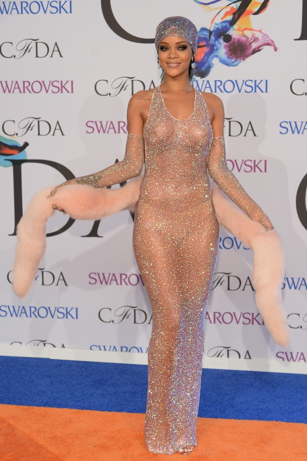 Rihanna e seu vestido transparente (e coberto por mais de 200 mil cristais Swarovski) usado no CFDA em junho de 2014  (Foto: Getty Images)