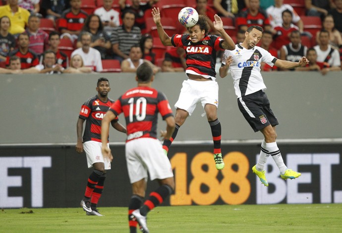 Willian Arão e Nenê disputam bola pelo alto (Foto: Gilvan de Souza/Fla Imagem)