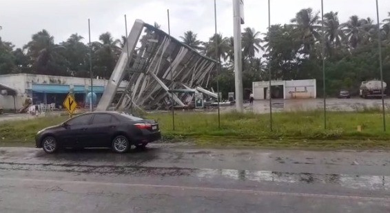 VÍDEO: Estrutura de posto de gasolina tomba com força do vento em Ipojuca, no Grande Recife