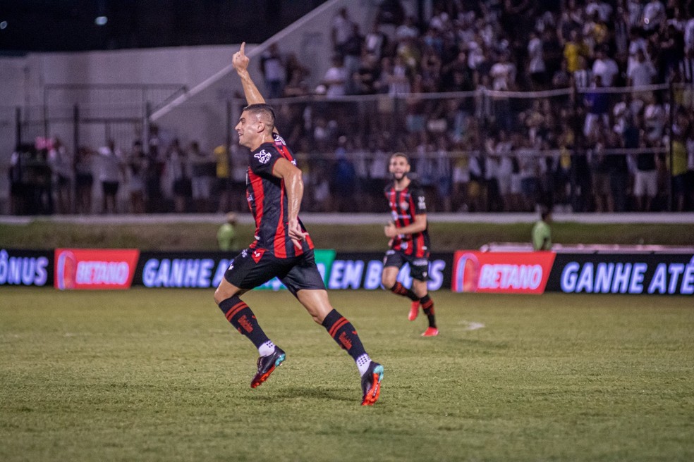 Gegê comemora gol sobre o ABC — Foto: Victor Ferreira/EC Vitória