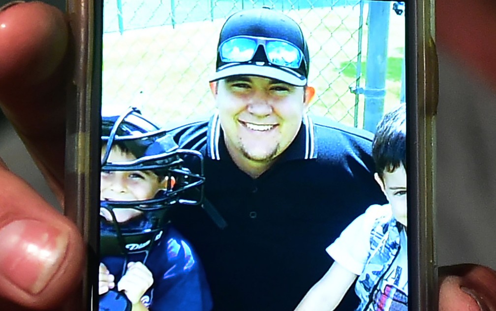 Cody Coffman em foto exibida no celular por seu pai, Jason Coffman, a jornalistas — Foto: Frederic J. Brown/AFP