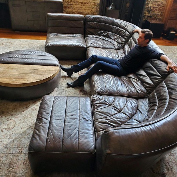 Hugh Jackmann e seus móveis gigantes (Foto: reprodução/Instagram)