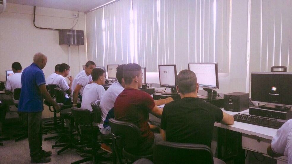 Jovens assistem &agrave;s aulas na sede do Senai (Foto: Divulga&ccedil;&atilde;o/Assessoria)
