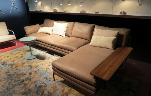 O sofá William, criado por Damian Williamson para a Zanotta, tem estrutura de alumínio e estofado de couro. Repare que os assentos são divididos em três delicadas camadas