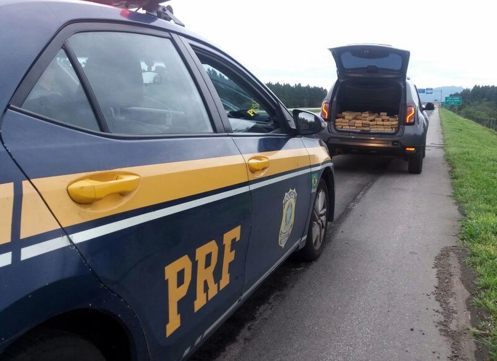 PRF apreende 295 quilos de drogas em porta-malas de carro em Palhoça na manhã deste domingo (30) — Foto: PRF/Divulgação