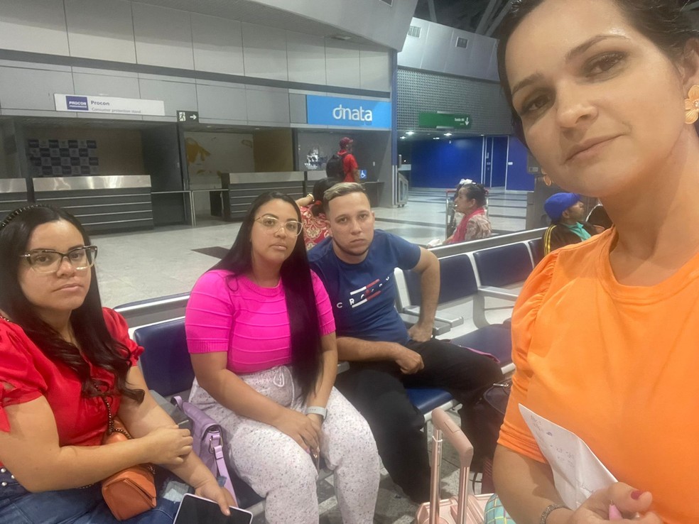 Paloma Dias (à direita) e outras vítimas de golpe na compra de pacote de viagens, no Recife — Foto: Reprodução/WhatsApp