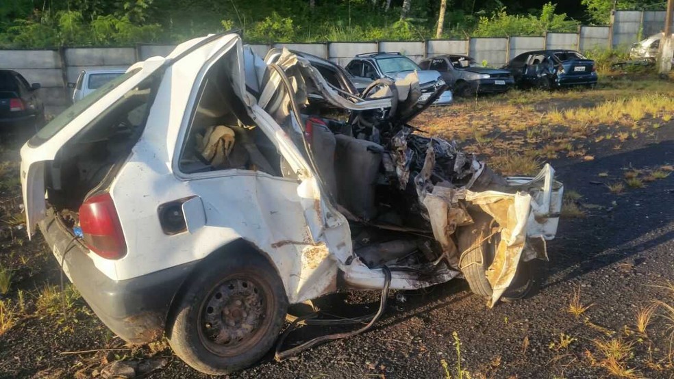Carro em que vítimas estavam (Foto: Divulgação/PRF)