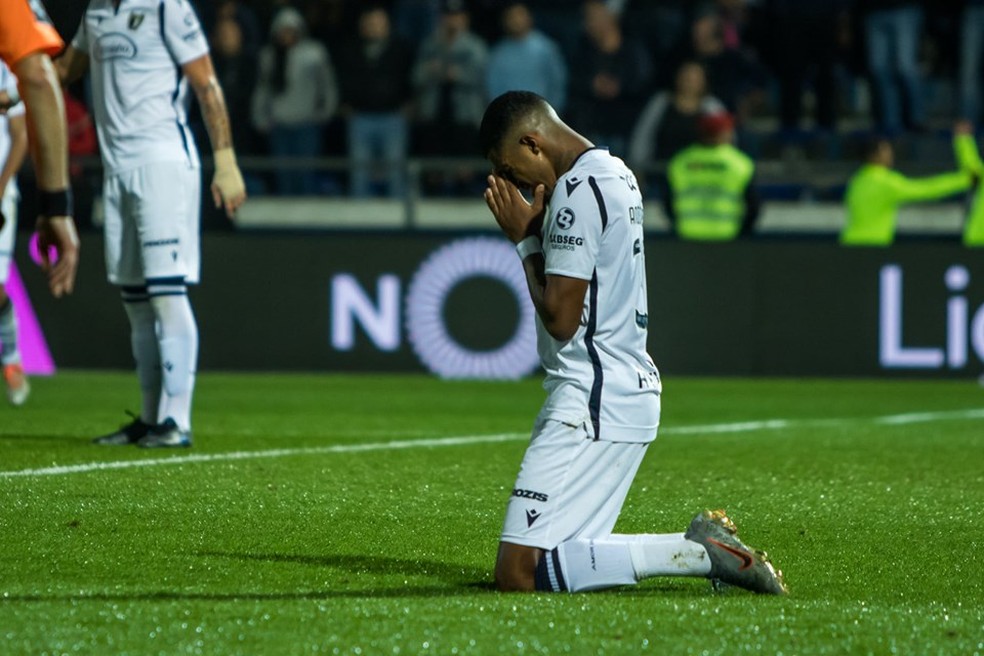 Anderson Oliveira comemora um de seus dois gols pelo Famalicão contra o Belenenses — Foto: Divulgação/Famalicão