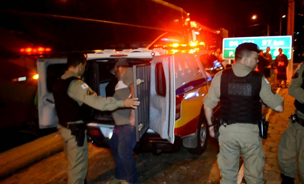 Homem é detido pela Polícia Militar ao tentar furar bloqueio de bolsonaristas na BR-459, em Itajubá — Foto: Luciano Lopes