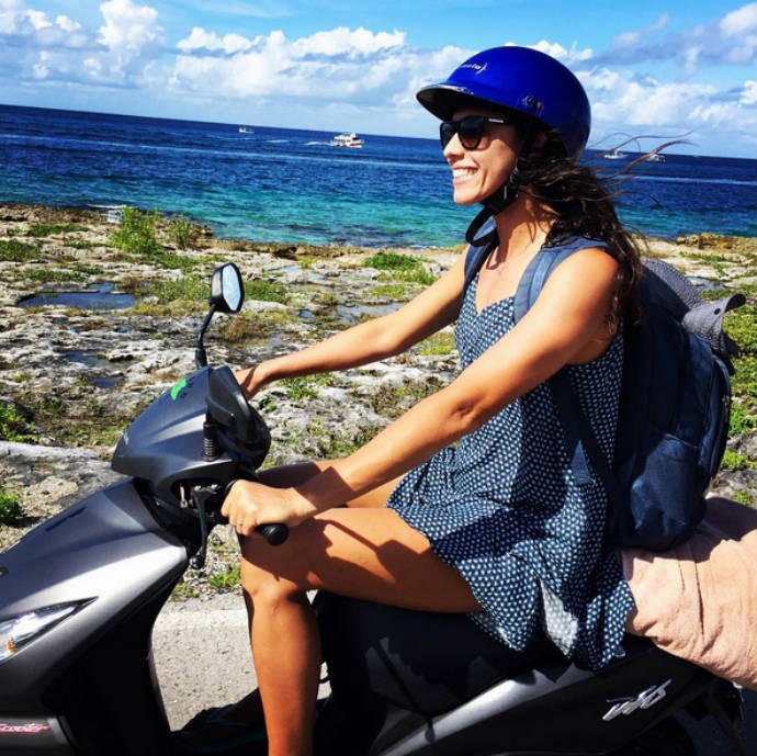 Talita Antunes, do vôlei de praia, passeia de moto  (Foto: Reprodução)