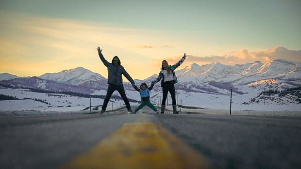 A família salta em uma estrada e posa para foto às margens de um rio. A foto é em Utah (EUA). (Foto: Acervo pessoal)