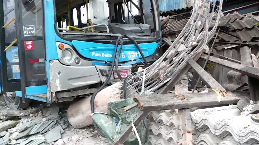 Ônibus invadiu empresa na Estrada do Alvarenga — Foto: Reprodução/TV Globo