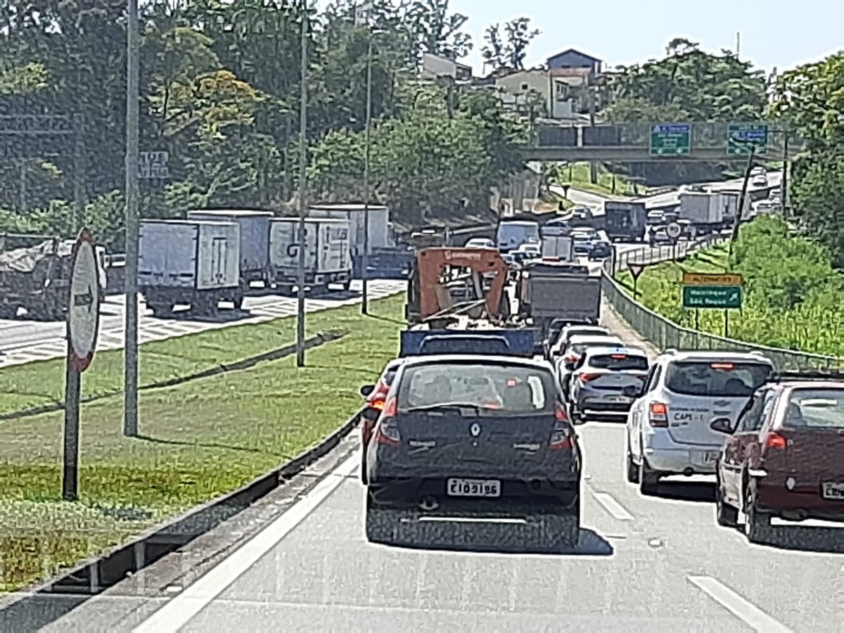 Acidente de trânsito causa lentidão na Rodovia Raposo Tavares em Sorocaba Sorocaba e Jundiaí G1