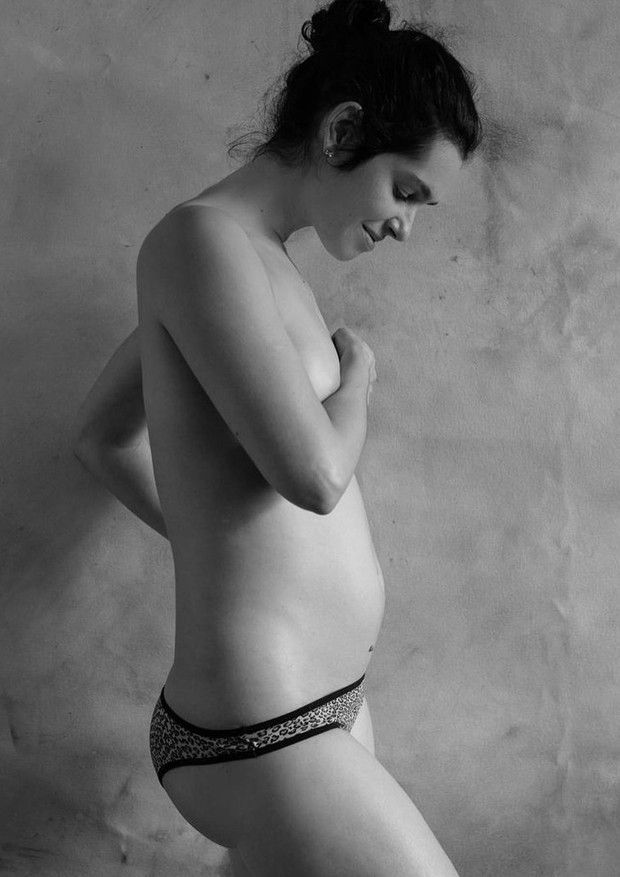 Maria Flor exibe barriguinha de grávida (Foto: Reprodução)