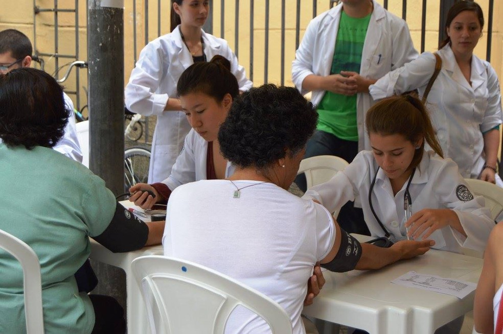 Prática aliada à teoria: estudantes de graduação da Faculdade de Ciências Médicas da Santa Casa de São Paulo durante atendimento à comunidade do bairro em que estudam, em abril de 2017 (Foto: Divulgação/FCMSCSP/Daiane de Andrade Oliveira)
