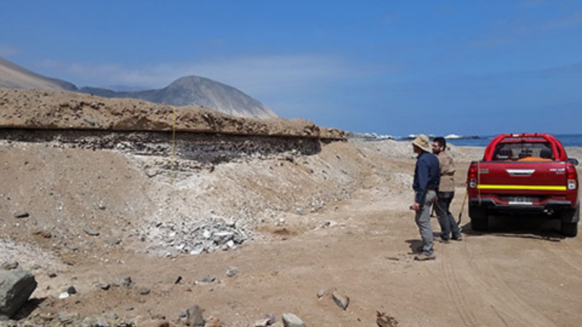 Depósitos costeiros com indícios de tsunami e conchas em Pabellón de Pica, no Chile  (Foto: Universidade de Southampton)