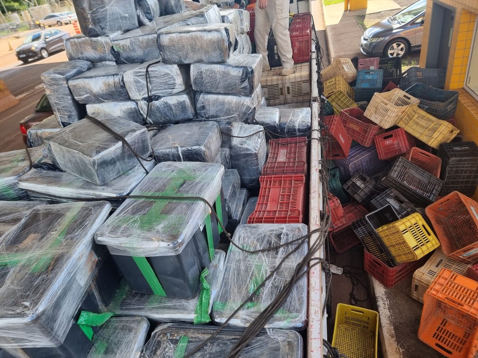 Caminhão foi abordado no posto policial da PRF na BR-277, em Cascavel  — Foto: Polícia Rodoviária Federal (PRF) 